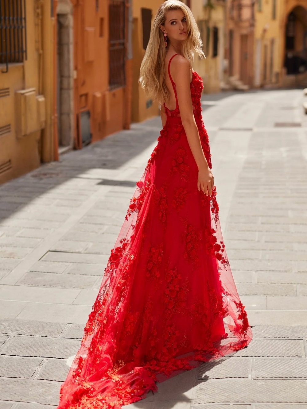 Magda-Red - Picture 2 of 4